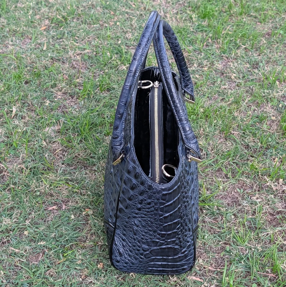 Chic Black Crocodile-Embossed Tote Bag - Picture 4 of 16